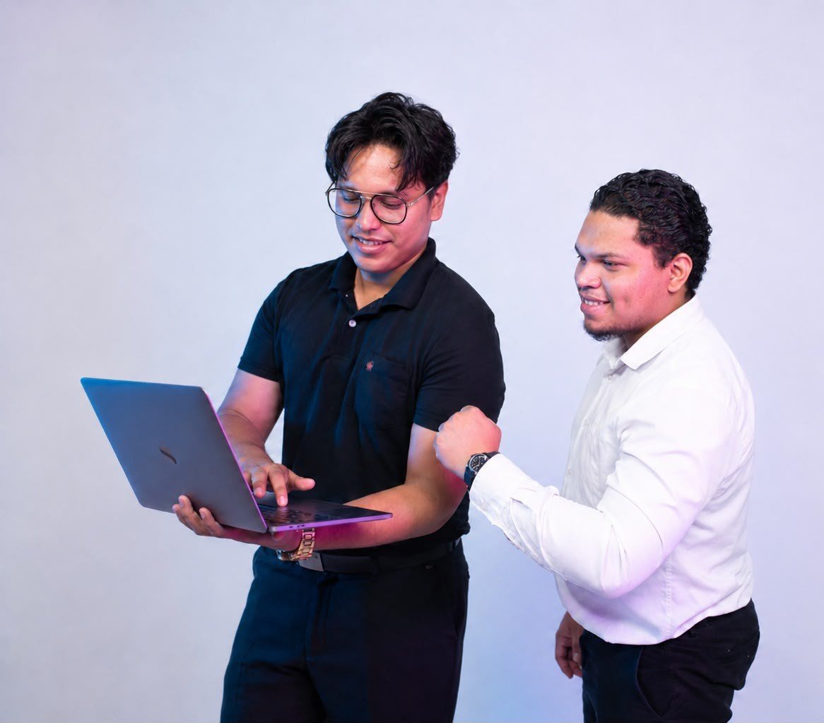 Equipo de Nexora trabajando en un proyecto tecnológico